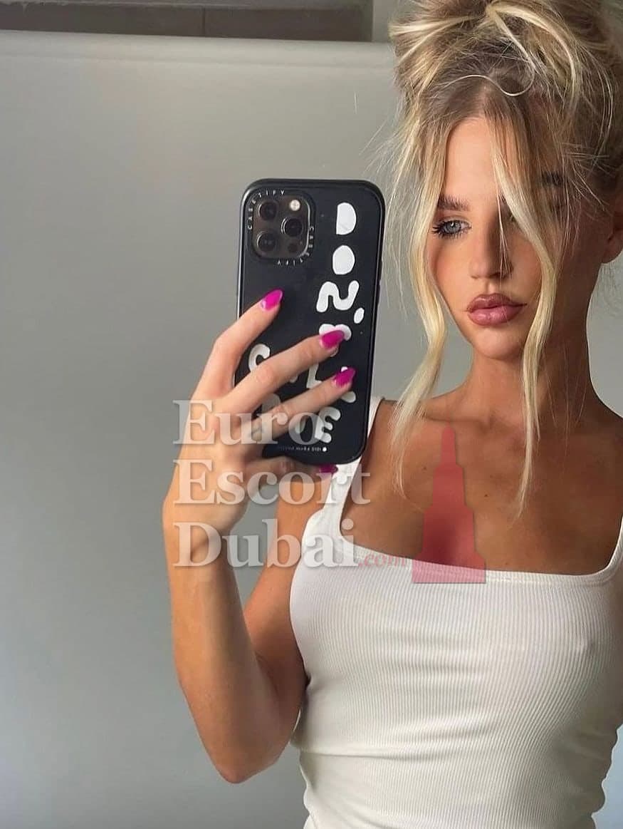 Cora, 20, escort in Dubai — 170 cm, blonde hair (photo 3 of 6)