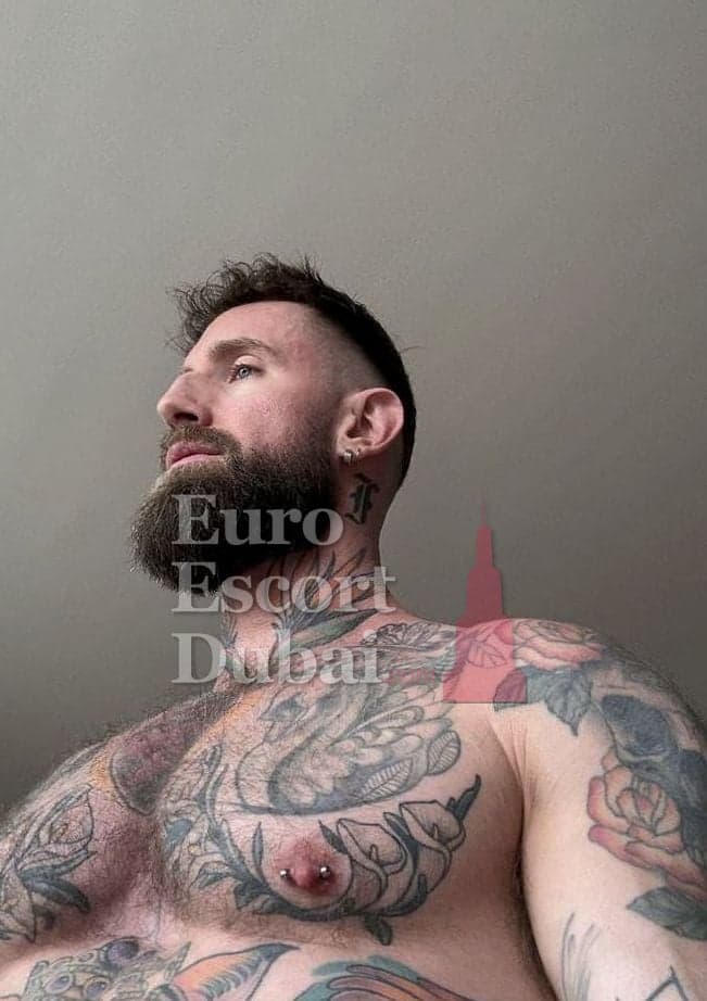 Victor, 36, escort in Abu Dhabi — 185 cm, brown hair (photo 8 of 13)