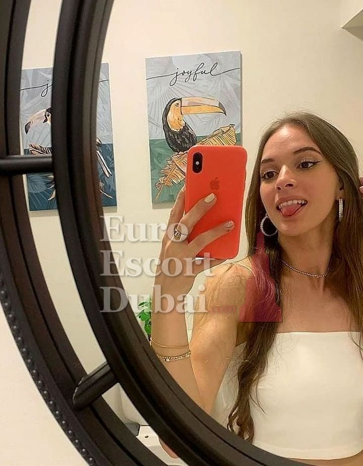 Melis, 21, escort in Ajman — brown hair, Turkish (photo 4 of 6)