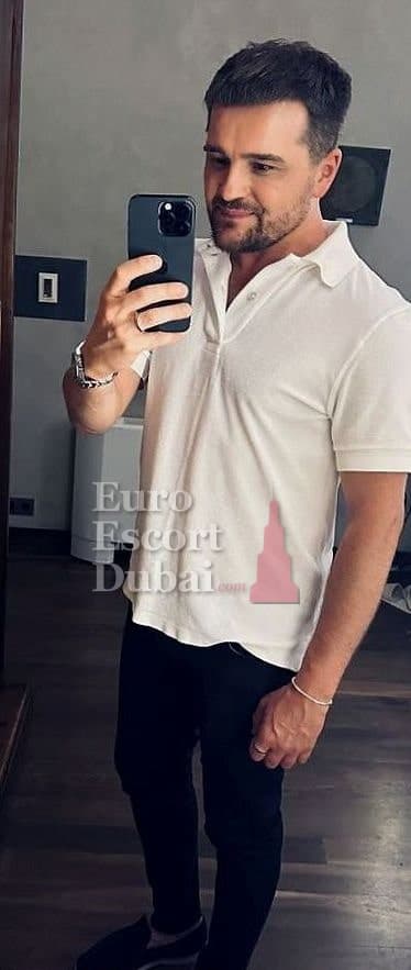 Jordan, 29, escort in Abu Dhabi — 180 cm, black hair (photo 12 of 13)