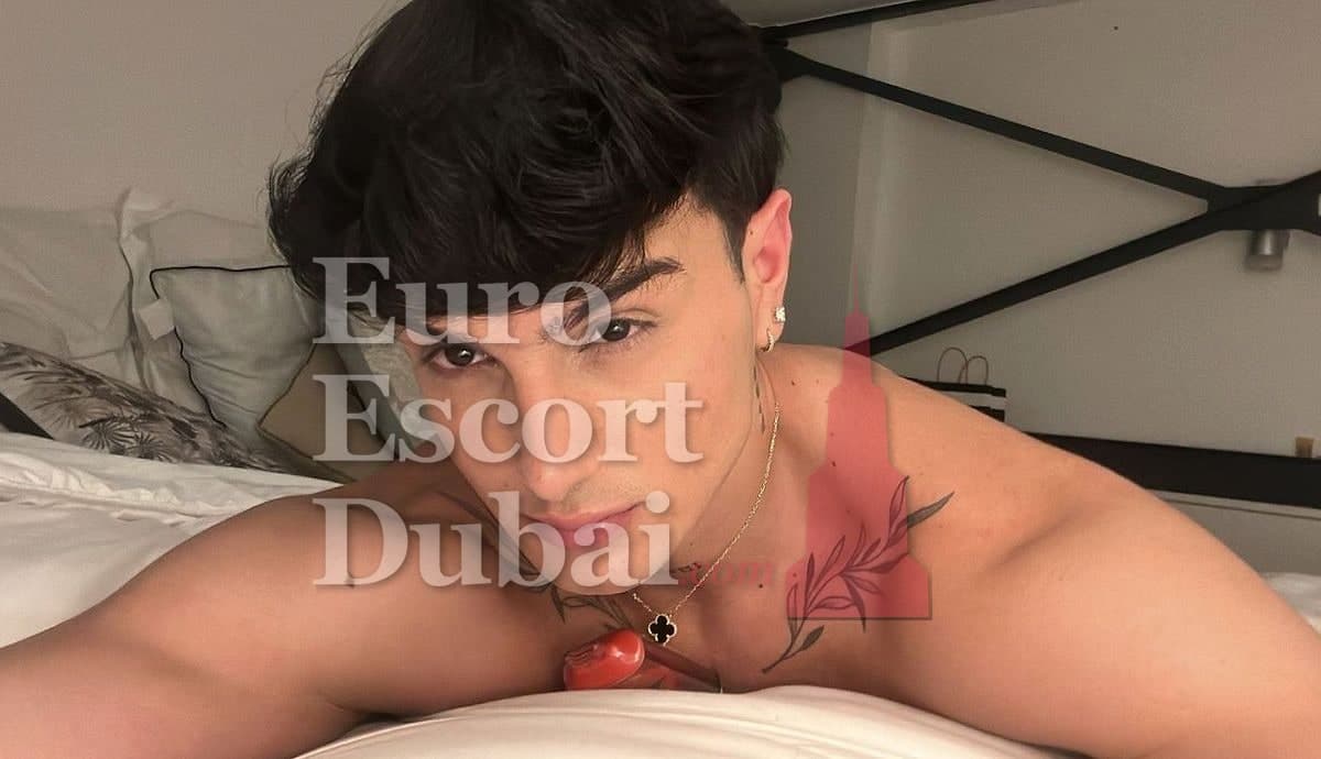 Carlos, 20, escort in Abu Dhabi — 180 cm, black hair (photo 10 of 13)