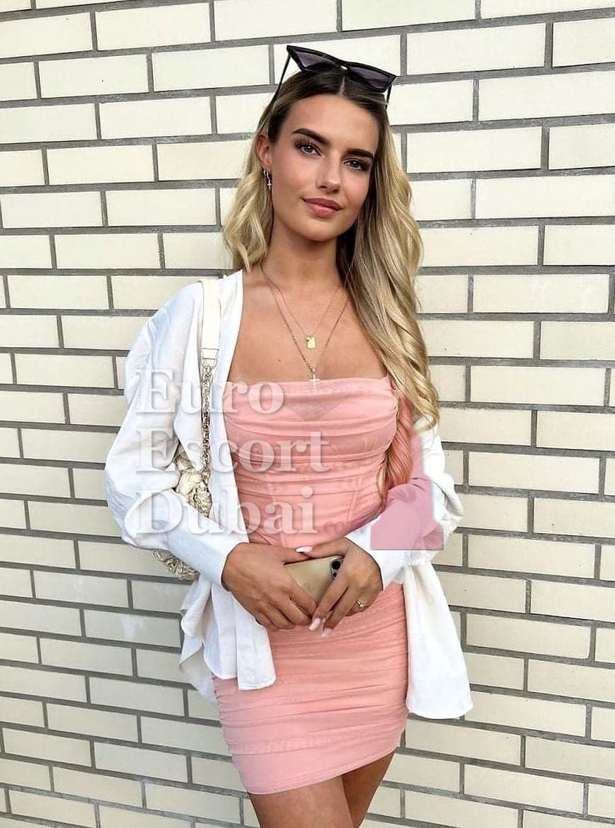 Nathalie, 20, escort in Dubai — French, 170 cm (photo 5 of 6)