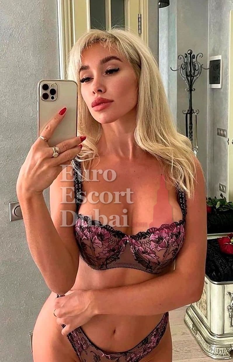 Karina, 29, escort in Dubai — 170 cm, blonde hair (photo 2 of 10)