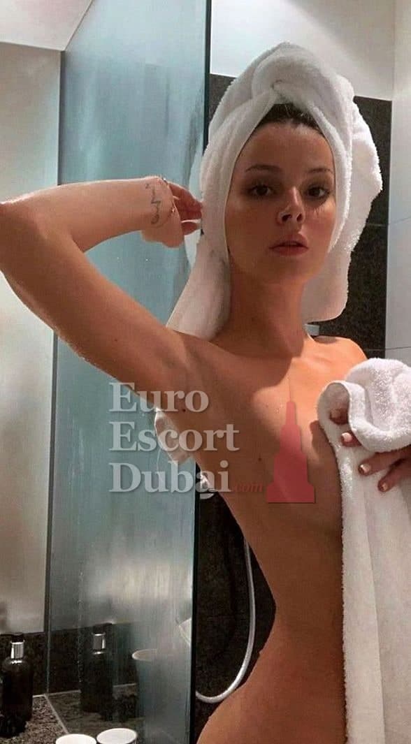 Frida, 31, escort in Abu Dhabi — blonde hair, 168 cm (photo 1 of 6)