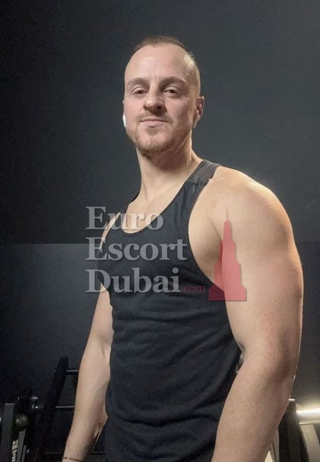 Louis, 38, escort in Dubai — black hair, 170 cm (photo 3 of 5)