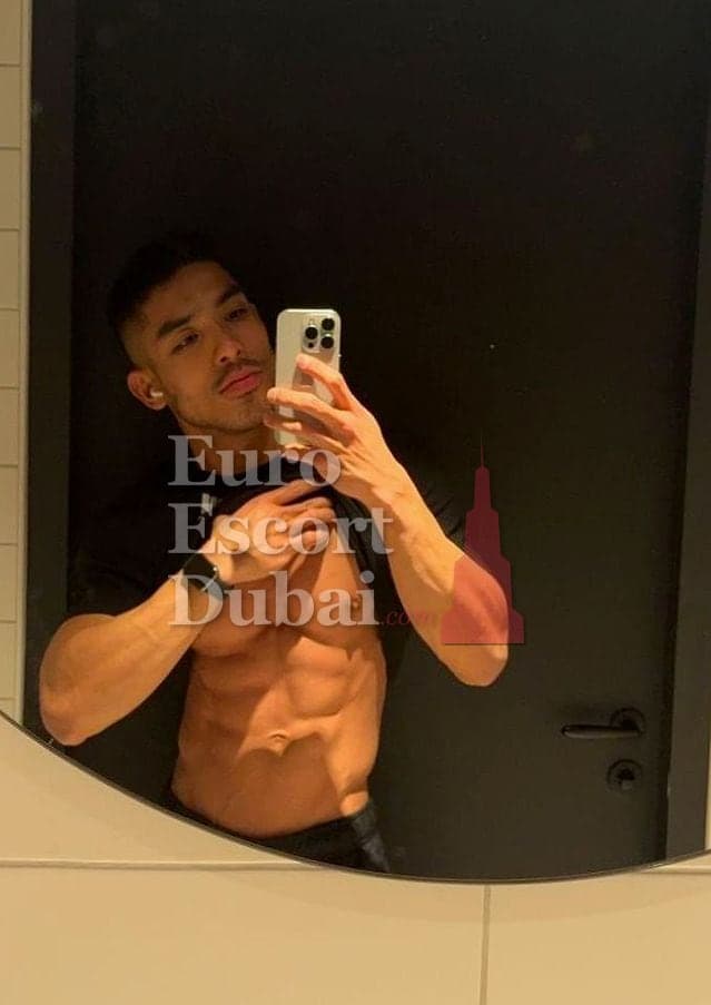 Ren, 28, escort in Dubai — 170 cm, black hair (photo 2 of 9)