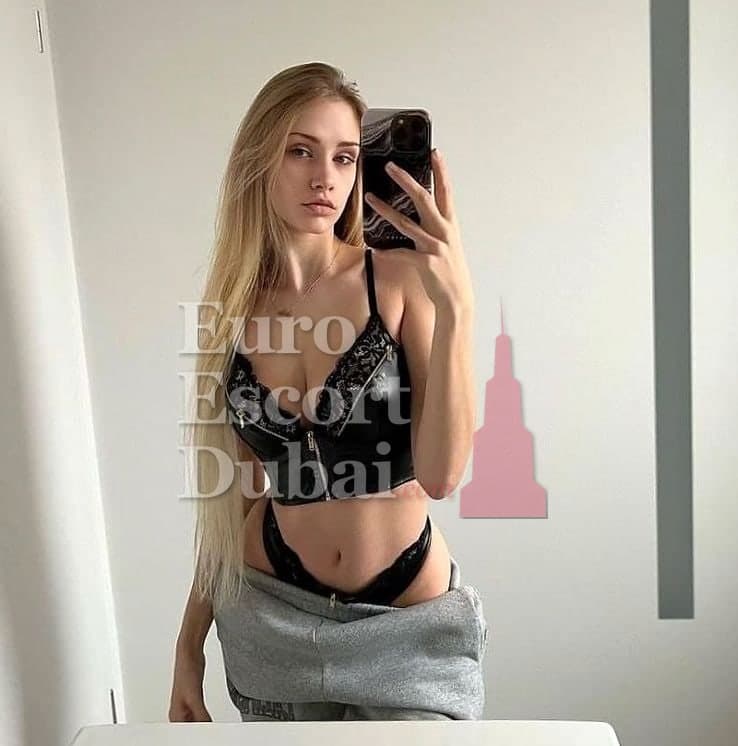 Carrie, 21, escort in Abu Dhabi — 168 cm, blonde hair (photo 3 of 7)