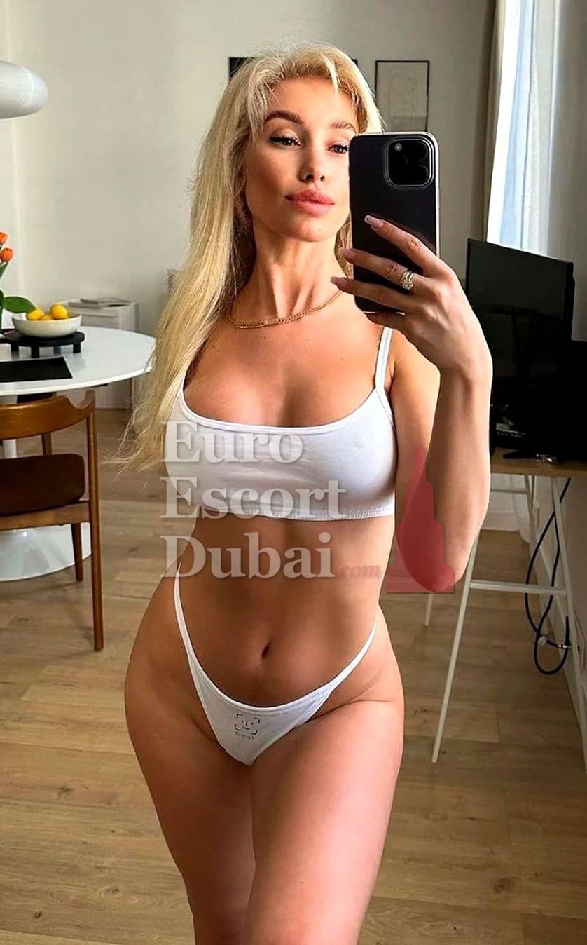 Karina, 29, escort in Dubai — 170 cm, blonde hair (photo 4 of 10)