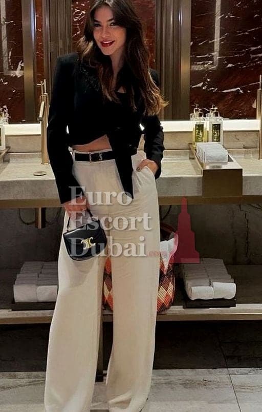 Belinda, 26, escort in Dubai — 152 cm, brown hair (photo 6 of 10)