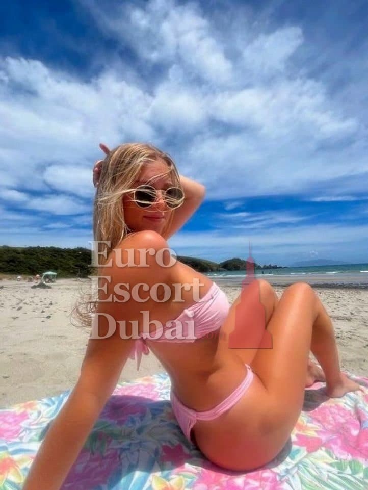 Rebecca, 20, escort in Abu Dhabi — 169 cm, blonde hair (photo 3 of 6)