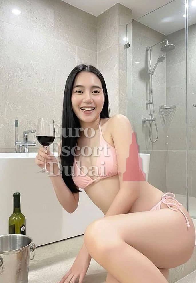 Kim, 22, escort in Abu Dhabi — 157 cm, black hair (photo 3 of 5)