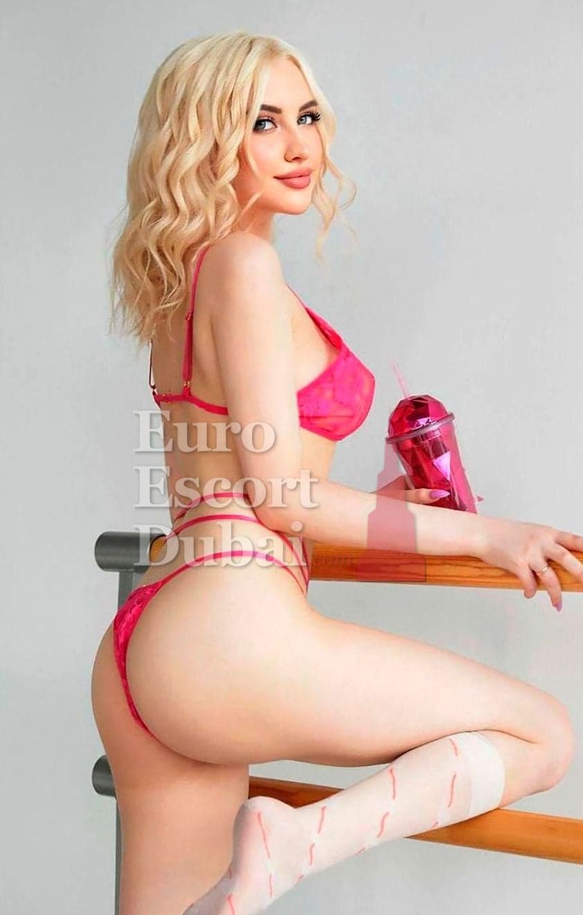 Denise, 25, escort in Dubai — blonde hair, 167 cm (photo 1 of 8)