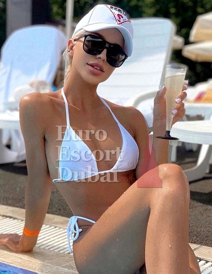 Lyubov, 28, escort in Dubai — blonde hair, 168 cm (photo 1 of 7)