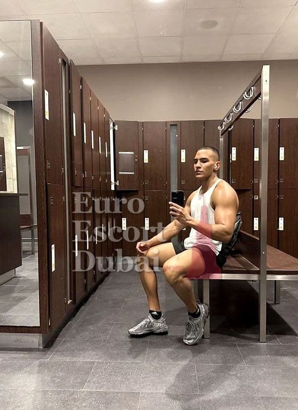 Viktor, 28, escort in Dubai — 180 cm, black hair (photo 4 of 13)