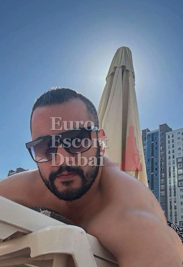 Elias, 30, escort in Abu Dhabi — black hair, 175 cm (photo 3 of 4)