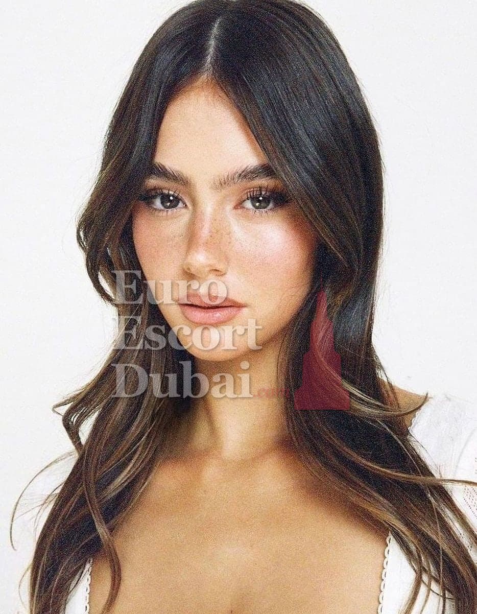 Heather, 22, escort in Dubai — French, 170 cm (photo 5 of 6)