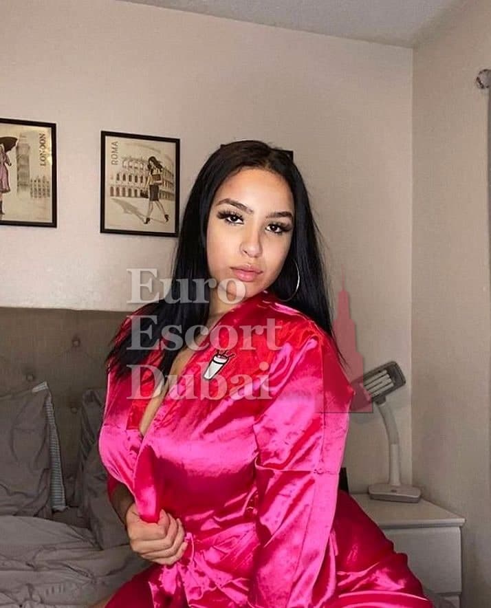 Mia, 27, escort in Abu Dhabi — 154 cm, black hair (photo 8 of 10)