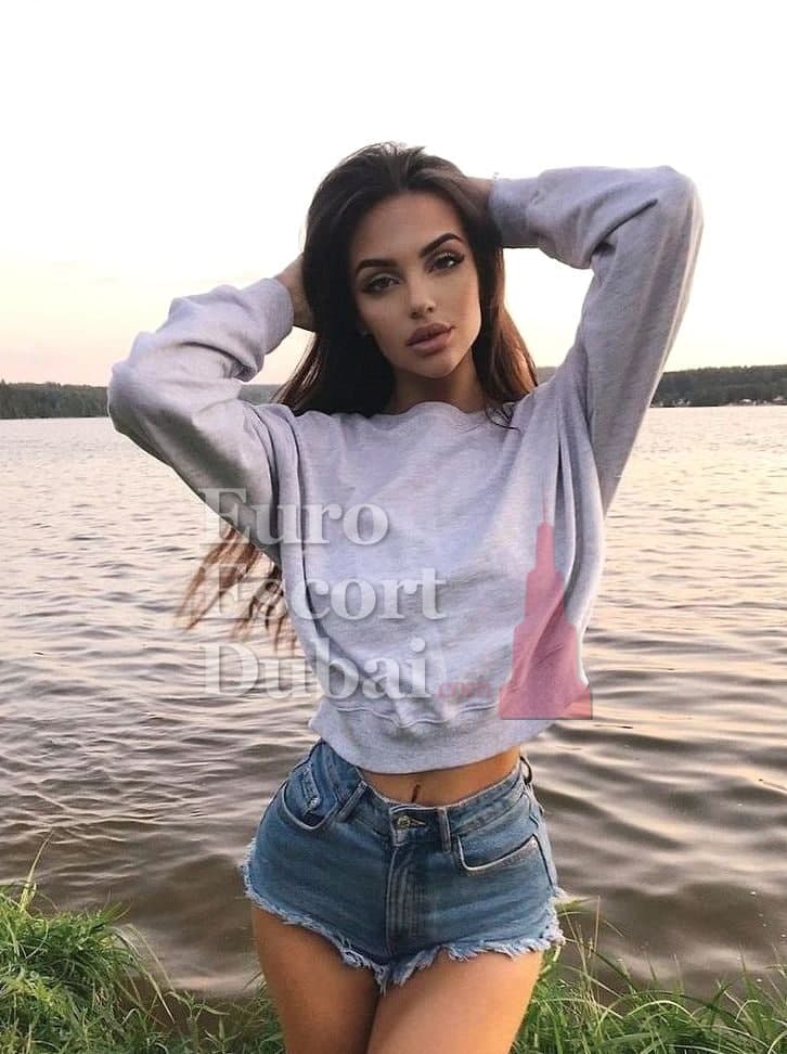 Tamsin, 22, escort in Dubai — brown hair, French (photo 4 of 6)