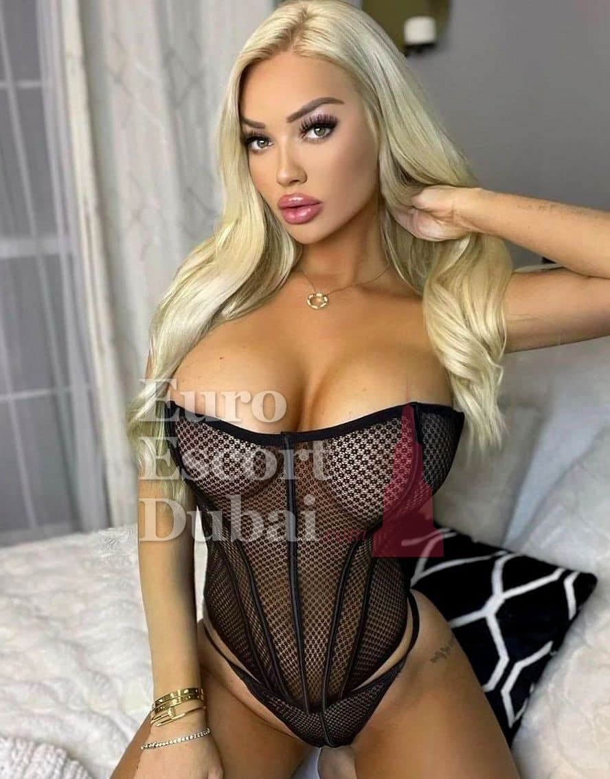 Cindy, 26, escort in Sharjah — blonde hair, American (photo 4 of 8)