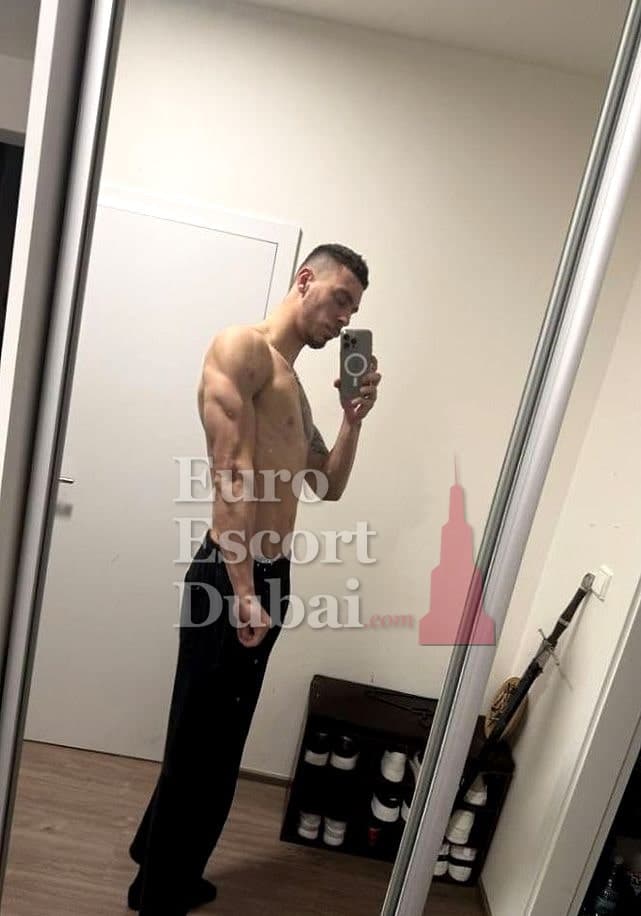 Luke, 20, escort in Abu Dhabi — 195 cm, black hair (photo 2 of 7)