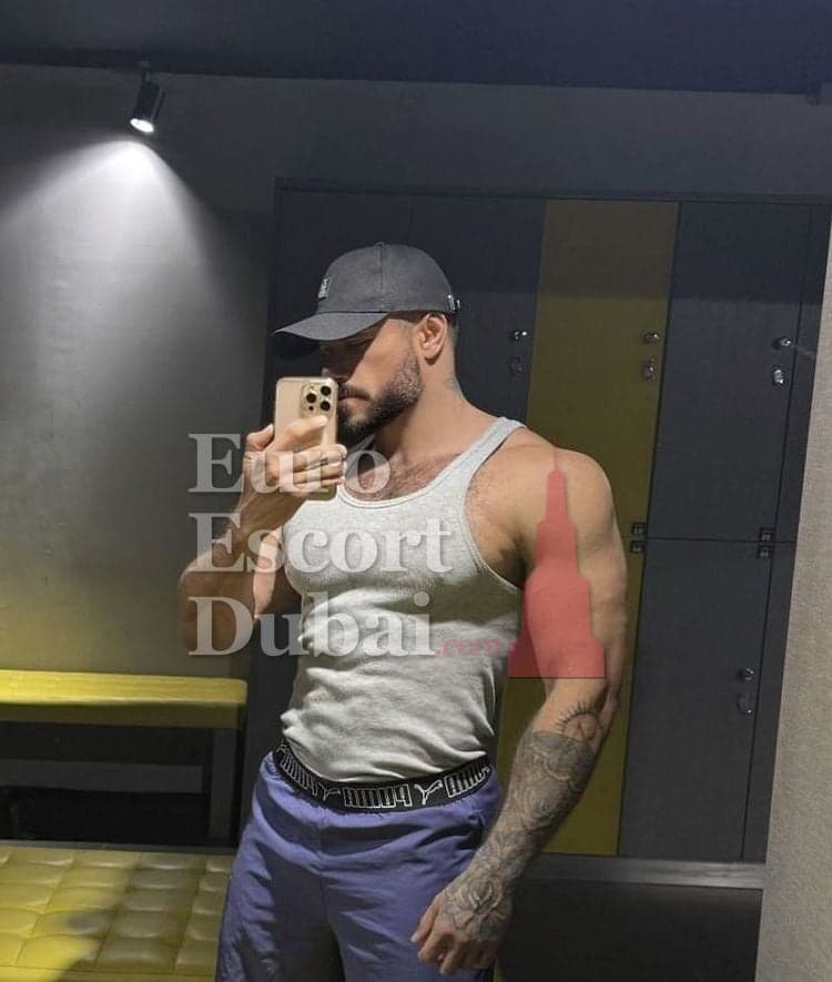 Alejandro, 29, escort in Abu Dhabi — brown hair, 178 cm (photo 13 of 13)