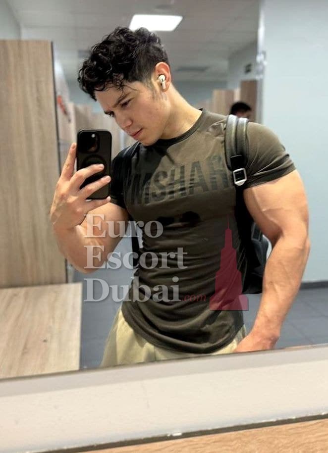 Cameron, 28, escort in Dubai — black hair, 175 cm (photo 1 of 13)