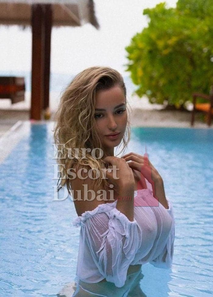 Evgenia, 23, escort in Dubai — blonde hair, 171 cm (photo 5 of 6)