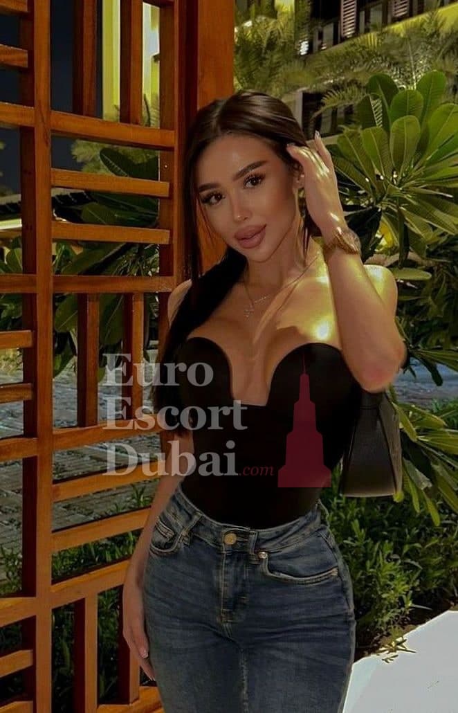 Annie, 25, escort in Dubai — black hair, 170 cm (photo 9 of 10)