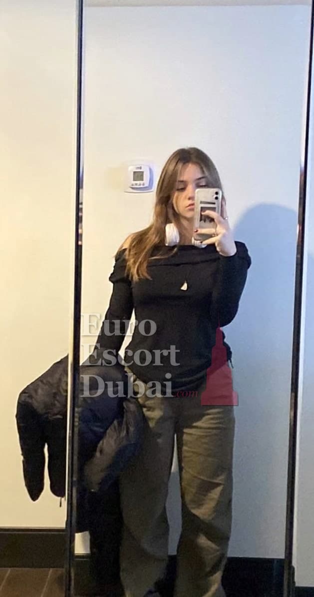 Divine, 27, escort in Dubai — 172 cm, brown hair (photo 3 of 4)