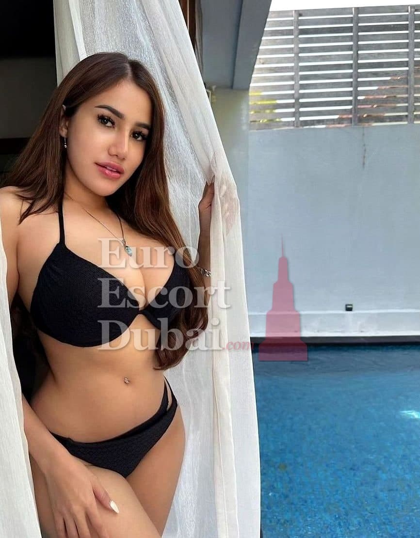 Chau, 28, escort in Abu Dhabi — 168 cm, black hair (photo 4 of 5)
