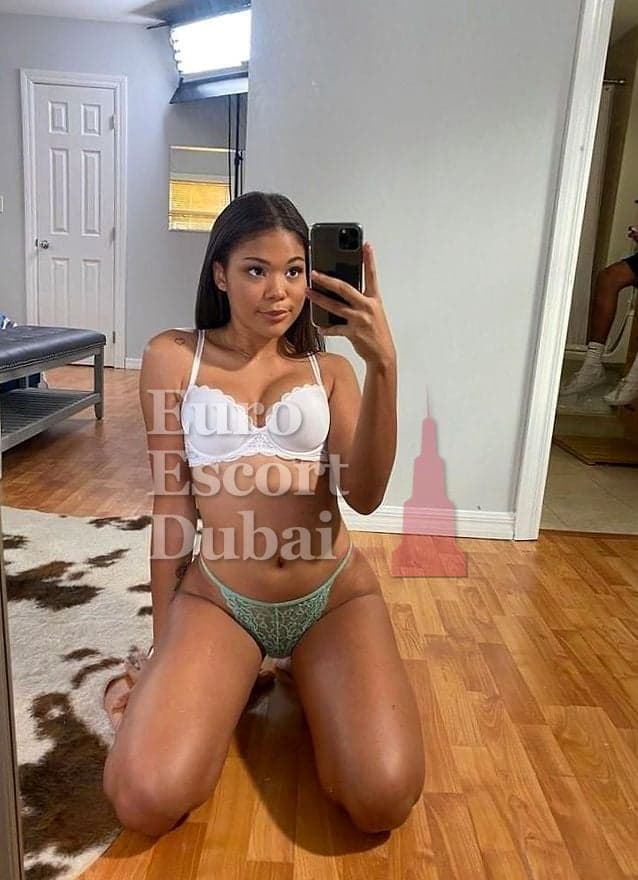 Eshe, 31, escort in Dubai — black hair, 167 cm (photo 3 of 4)