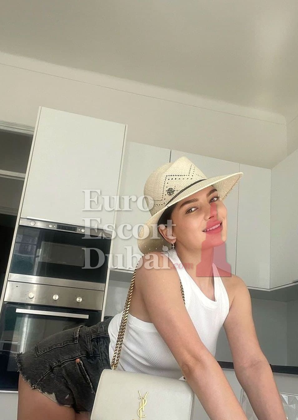 Halina, 29, escort in Dubai — brown hair, Russian (photo 4 of 10)