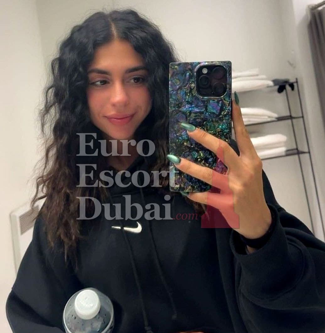 Debora, 25, escort in Dubai — 170 cm, brown hair (photo 4 of 6)