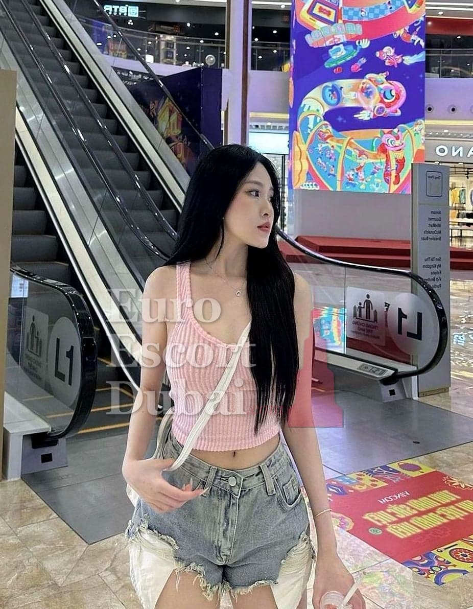 Van, 25, escort in Dubai — 169 cm, black hair (photo 8 of 10)