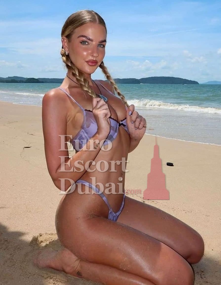 Cora, 20, escort in Dubai — blonde hair, French (photo 4 of 6)