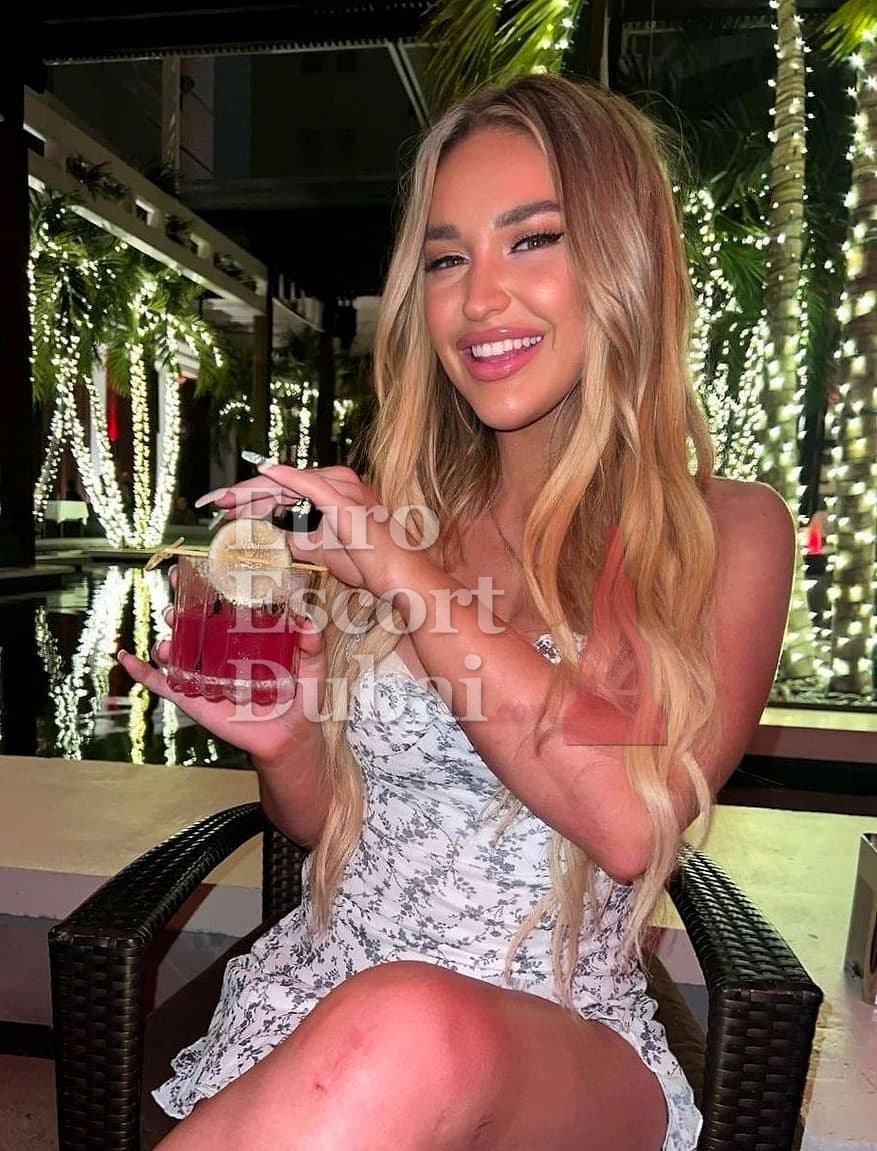 Aubree, 24, escort in Abu Dhabi — 162 cm, brown hair (photo 3 of 5)