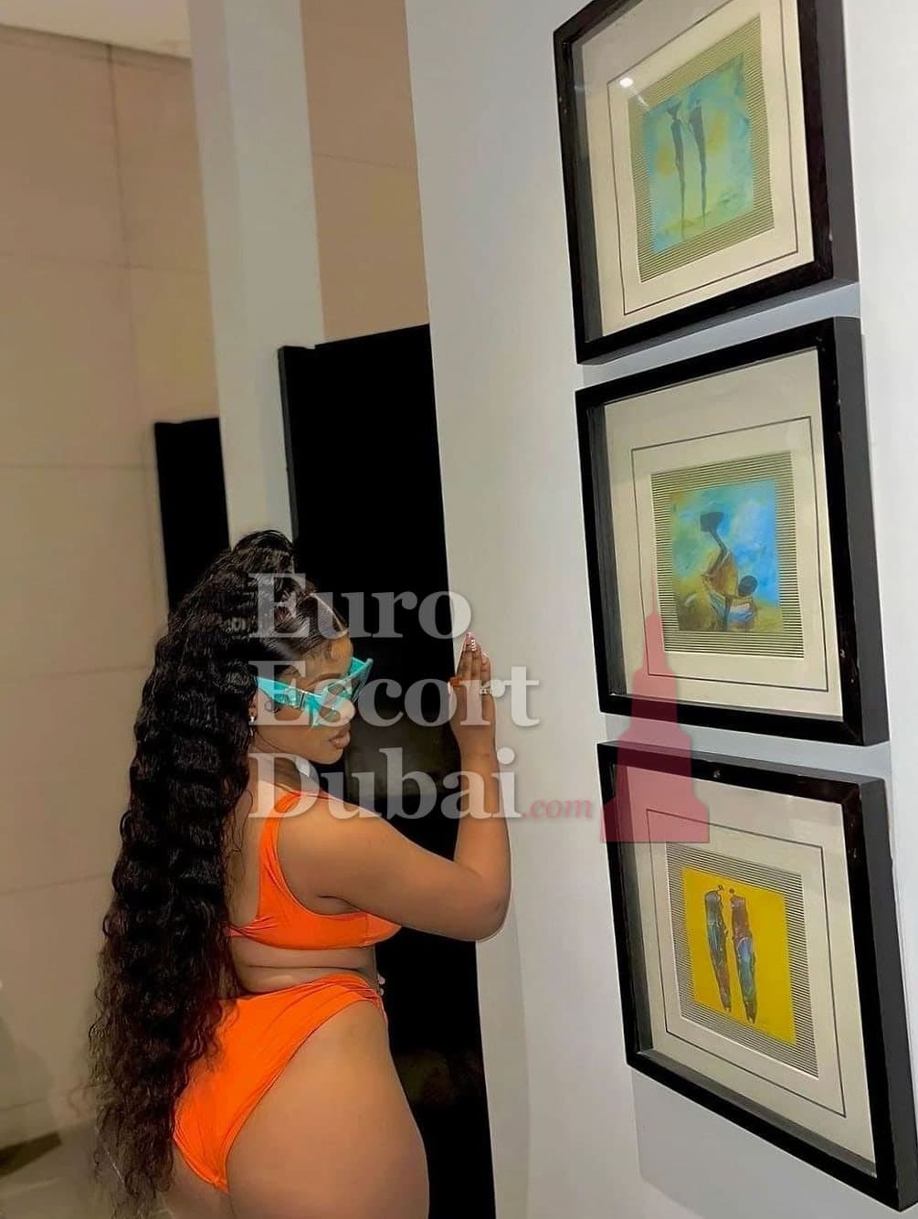 Yetunde, 28, escort in Dubai — blonde hair, 162 cm (photo 1 of 5)