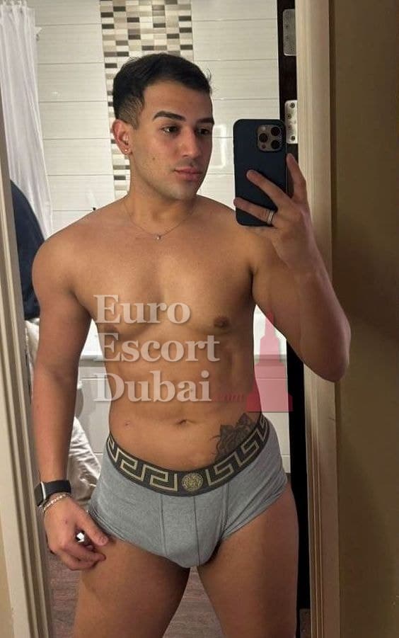 Rafael, 22, escort in Abu Dhabi — 175 cm, black hair (photo 6 of 7)