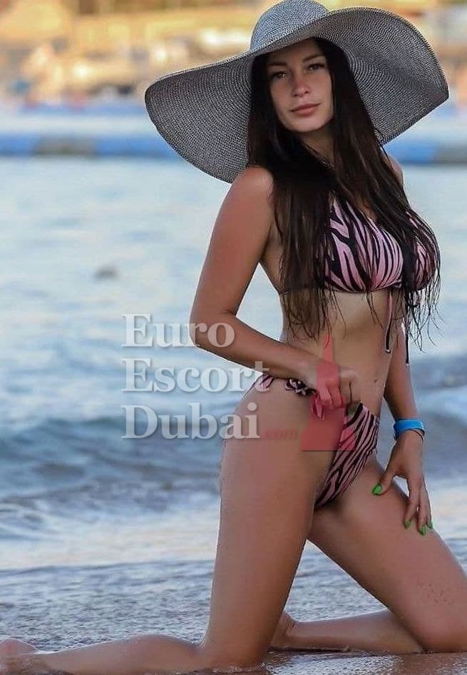 Anna, 33, escort in Dubai — 167 cm, brown hair (photo 9 of 13)