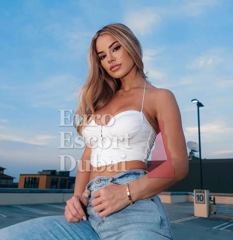 Stacy, 22, escort in Dubai — blonde hair, French (photo 4 of 6)