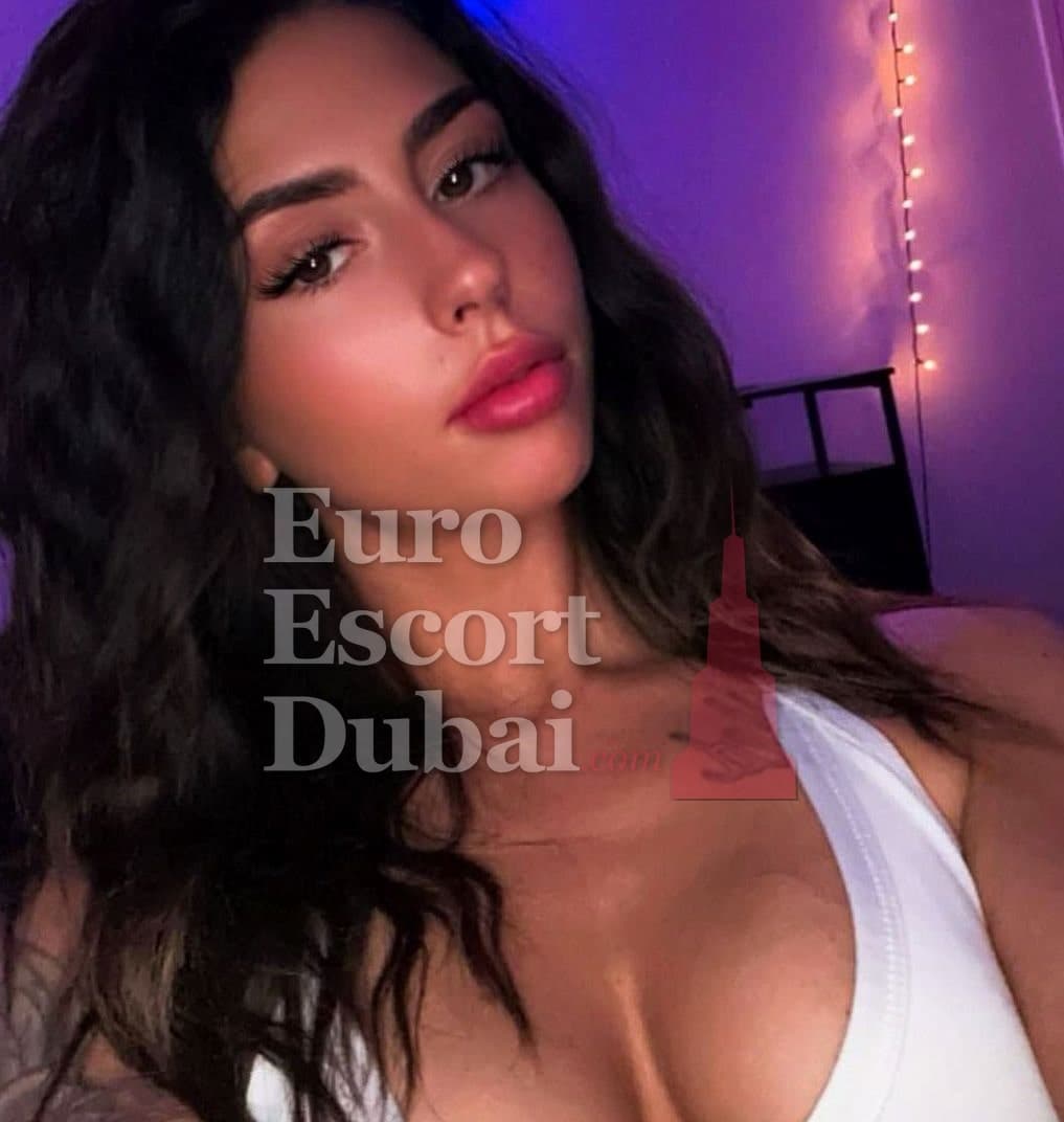 Debora, 25, escort in Dubai — 170 cm, brown hair (photo 2 of 6)