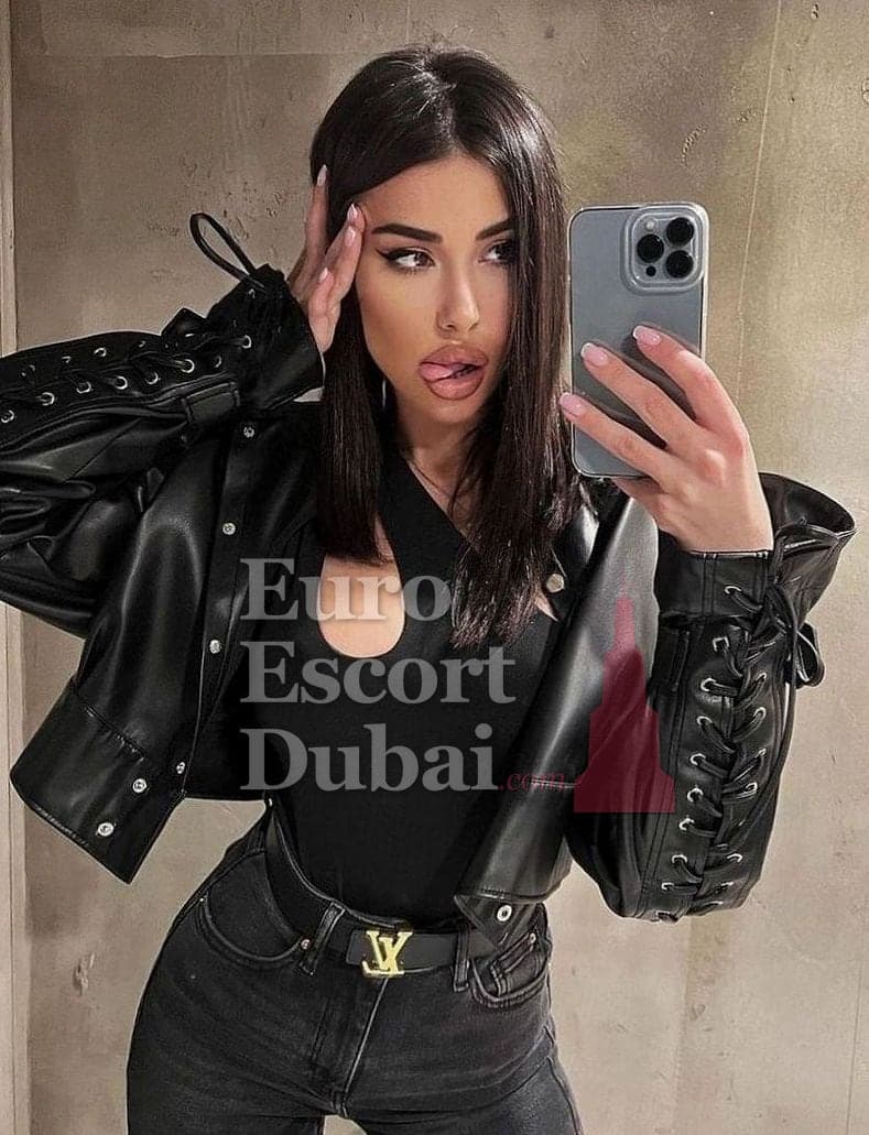 Annie, 25, escort in Dubai — 170 cm, black hair (photo 8 of 10)