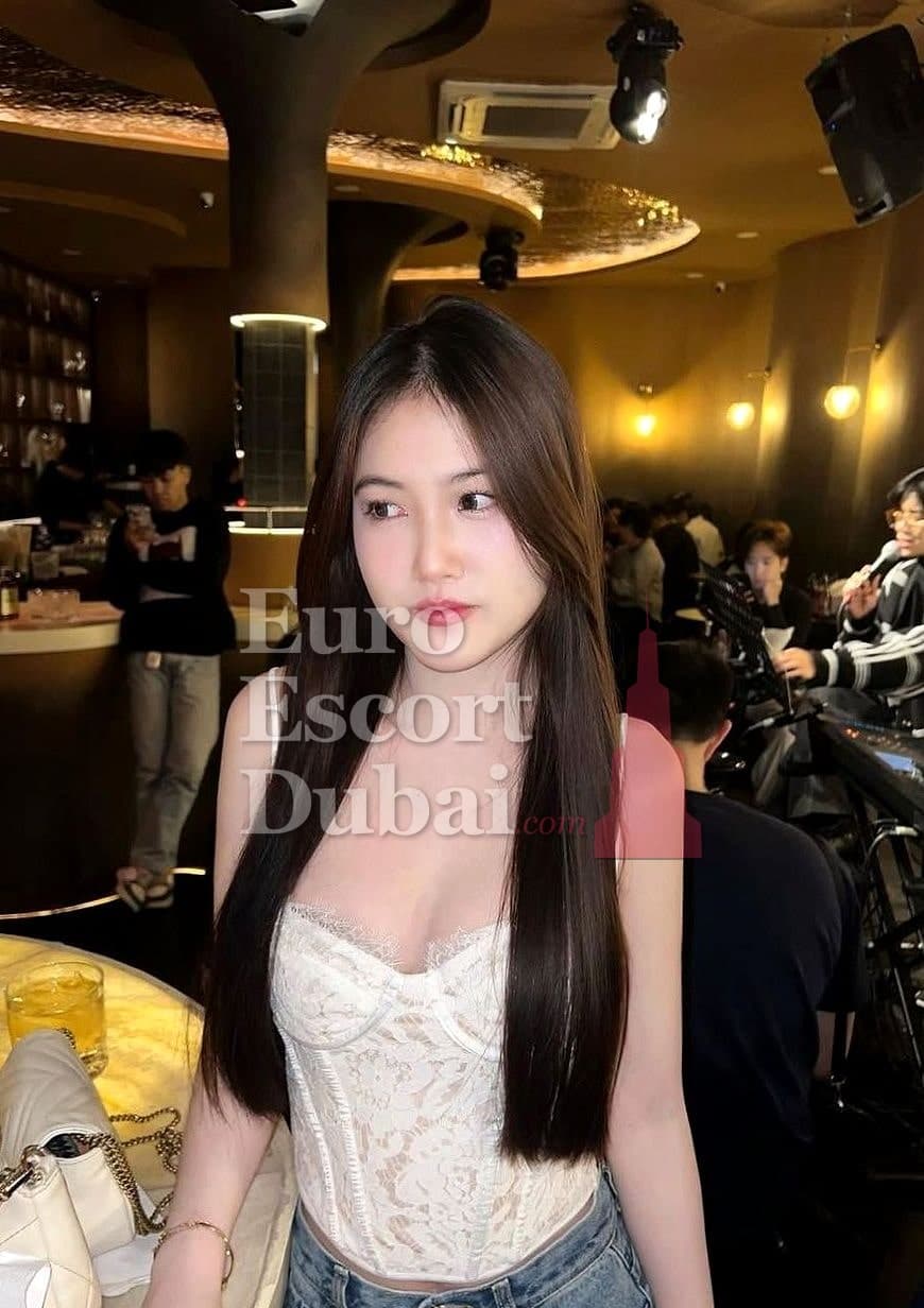 Linh, 23, escort in Al Ain — black hair, Indonesian (photo 4 of 9)