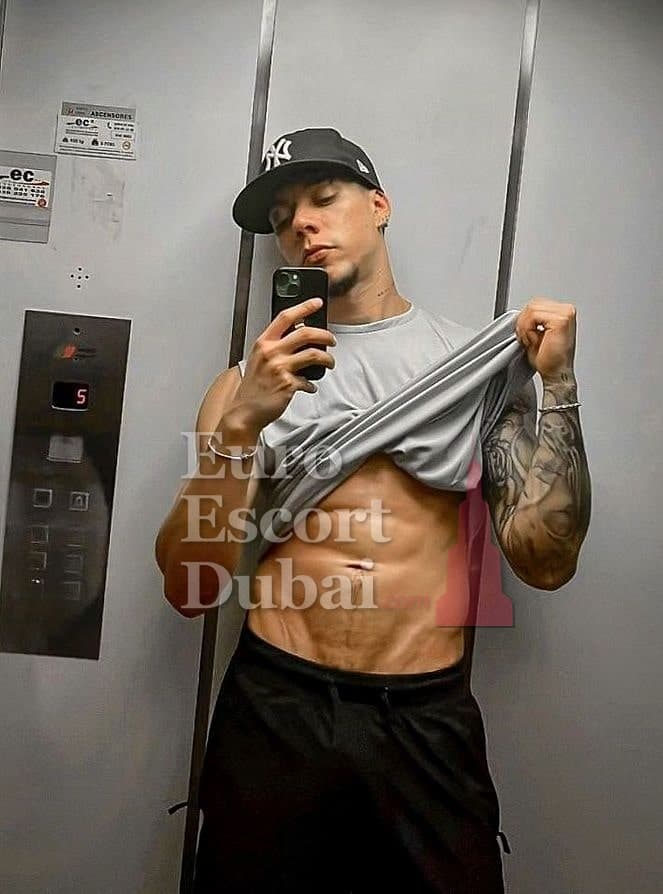 Santiago, 27, escort in Dubai — black hair, 183 cm (photo 9 of 11)