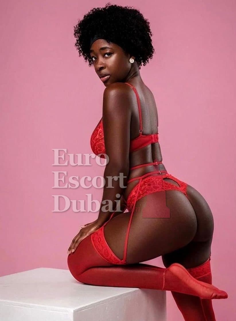Uche, 28, escort in Ajman — 180 cm, black hair (photo 2 of 8)