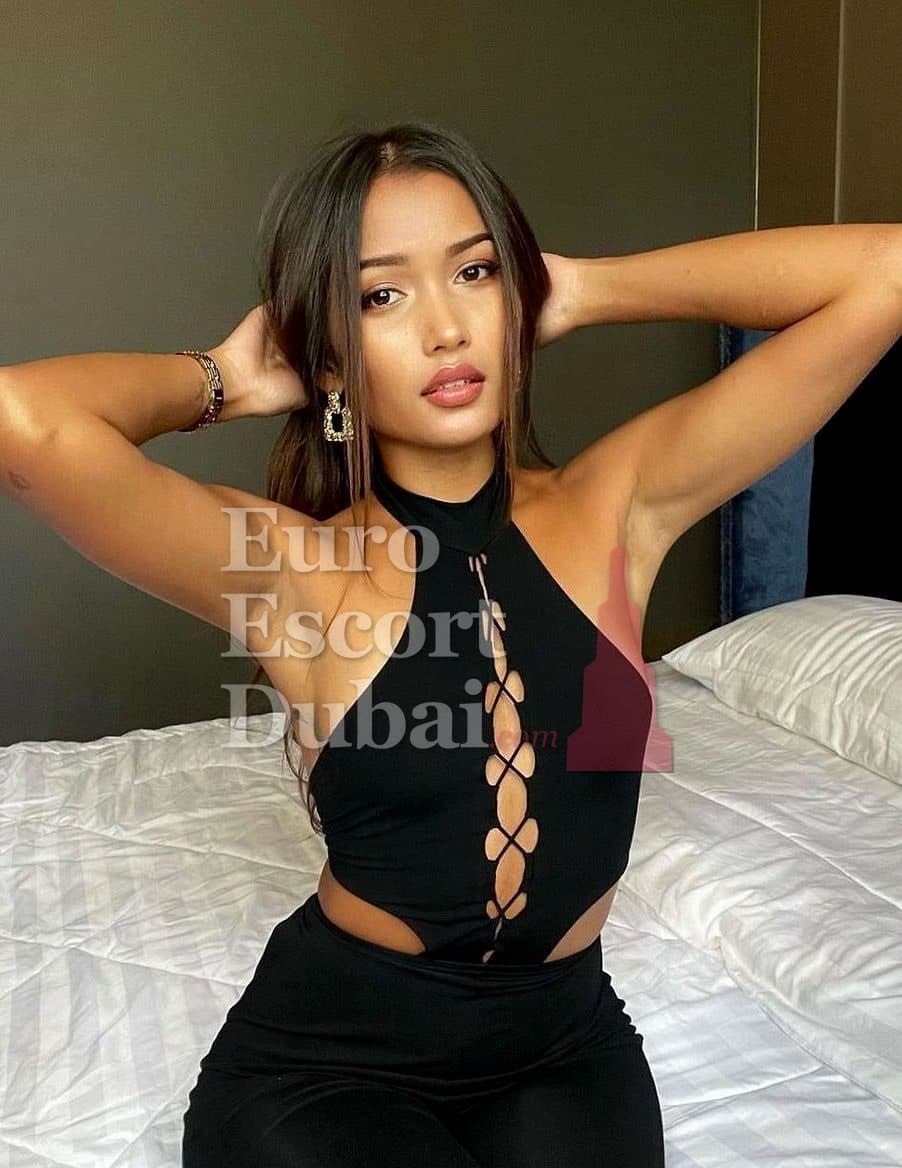 Corinne, 25, escort in Abu Dhabi — black hair, 170 cm (photo 5 of 10)
