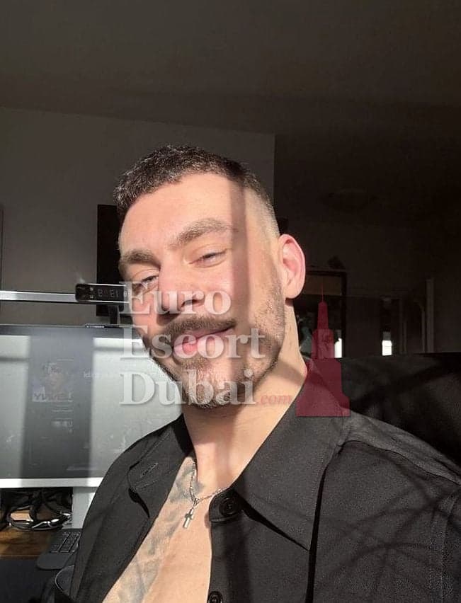Luke, 20, escort in Abu Dhabi — black hair, 195 cm (photo 3 of 7)