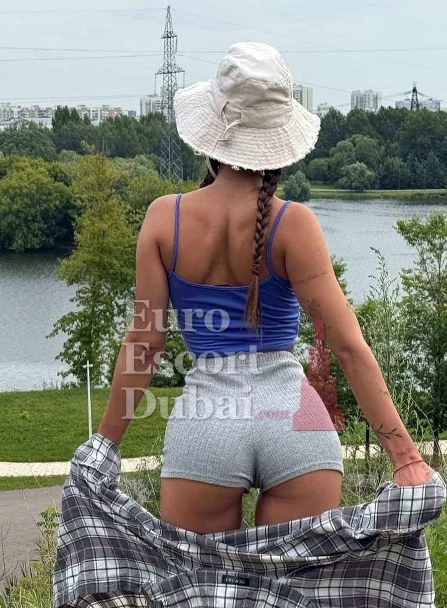 Cassandra, 21, escort in Dubai — brown hair, French (photo 4 of 6)
