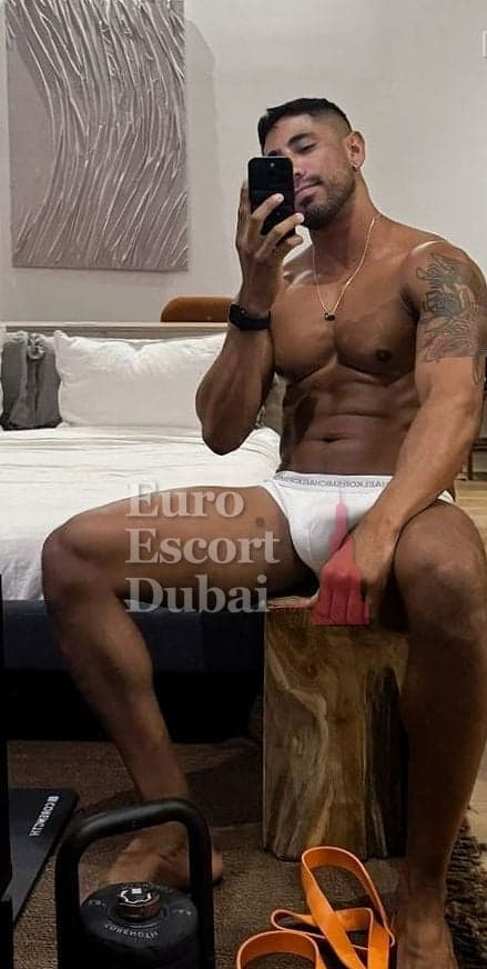 Elijah, 28, escort in Dubai — 185 cm, black hair (photo 10 of 13)