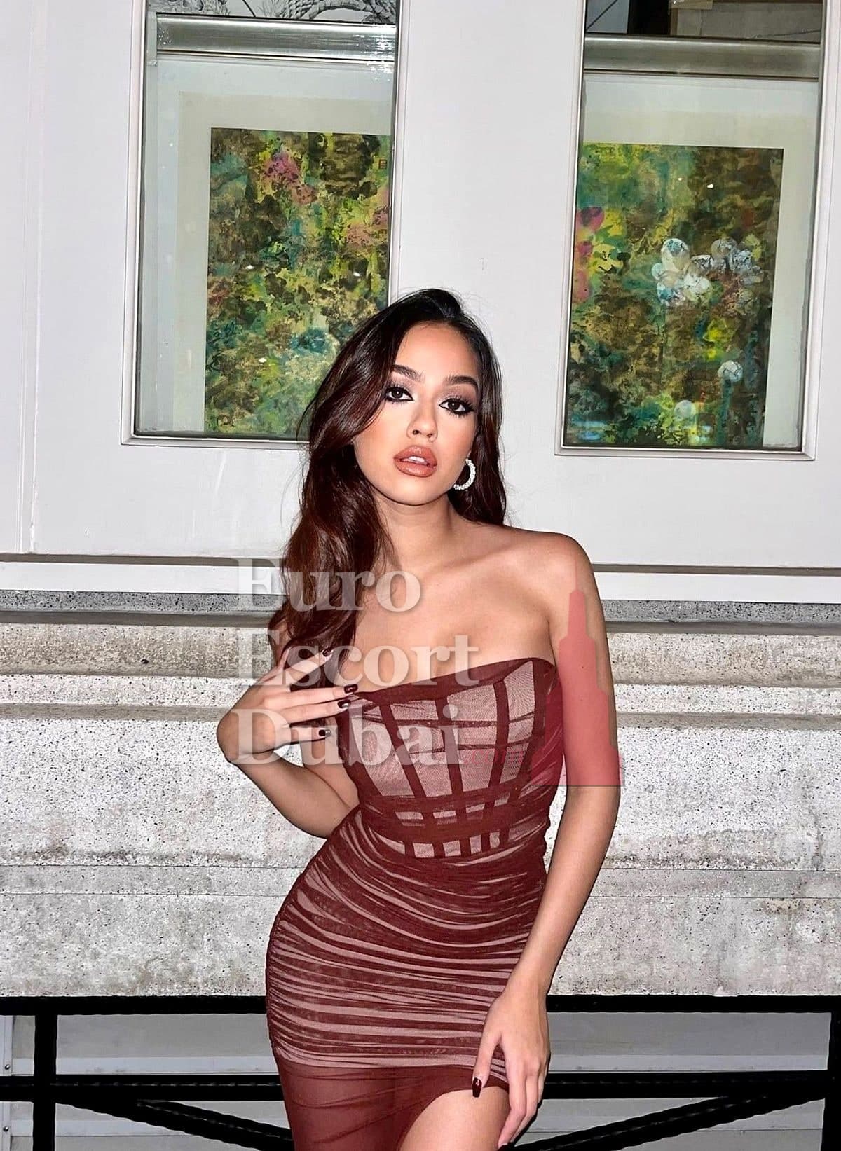 Julia, 30, escort in Dubai — 167 cm, black hair (photo 4 of 6)